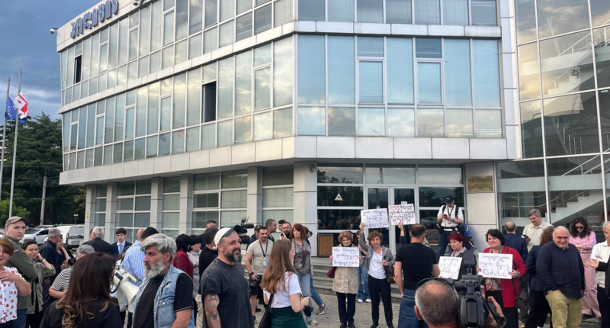 Кадр протестующие против насилия полиции в Гори. Фото: interpressnews / https://www.interpressnews.ge/ka/article/871209-goris-policiis-shenobastan-sadac-saprotesto-akcia-mimdinareobs-xmauri-iqo
