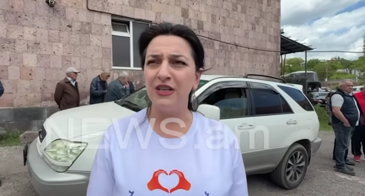 Педагог Анна Карапетян в футболке "Гражданского договора". Стоп-кадр видео News.Am. от 31.05.26, https://www.youtube.com/watch?v=rbi58i4erjE&t=281s.
