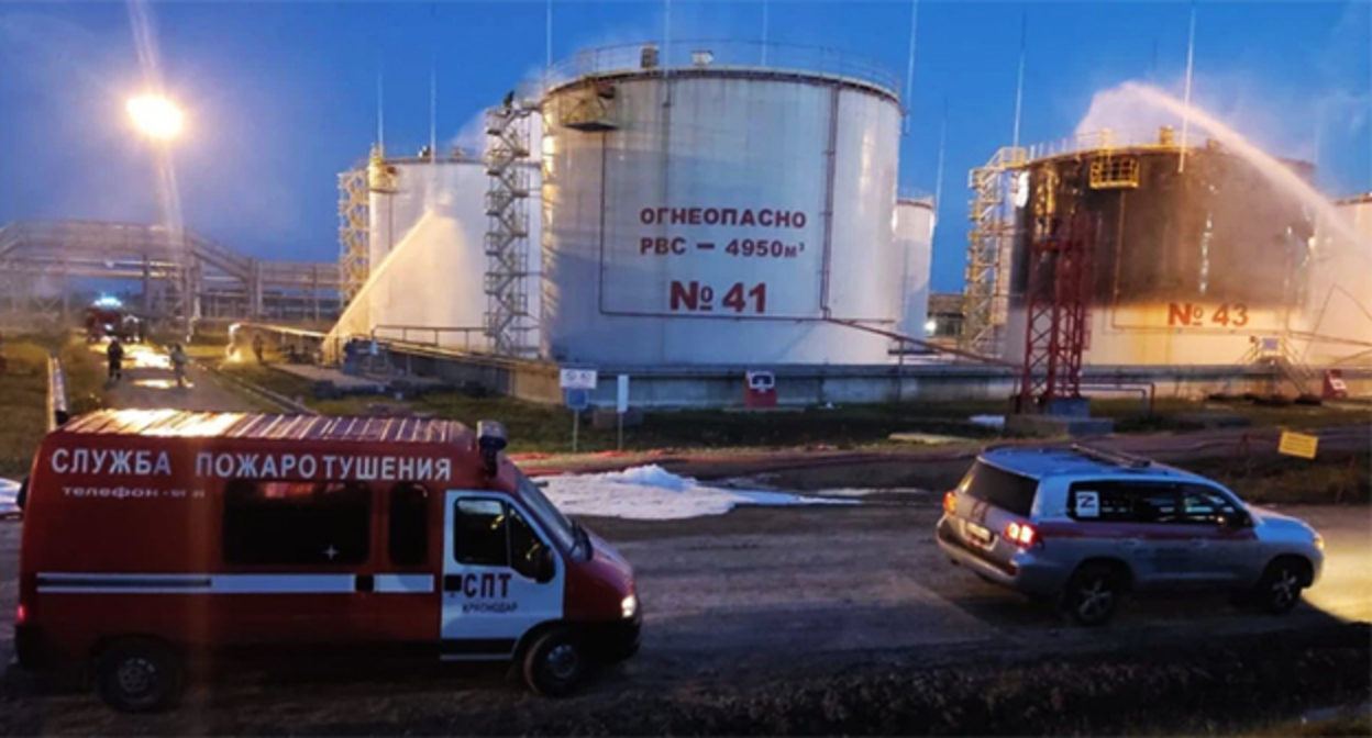Тушение пожара на нефтебазе. Фото пресс-службы ГУ МЧС России по Краснодарскому краю Тушение пожара на нефтебазе. Фото пресс-службы ГУ МЧС России по Краснодарскому краю
