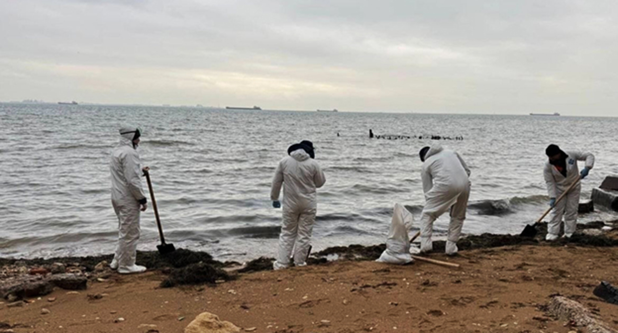 Очистка пляжа от мазута. Фото: МЧС России Очистка пляжа от мазута. Фото: МЧС России