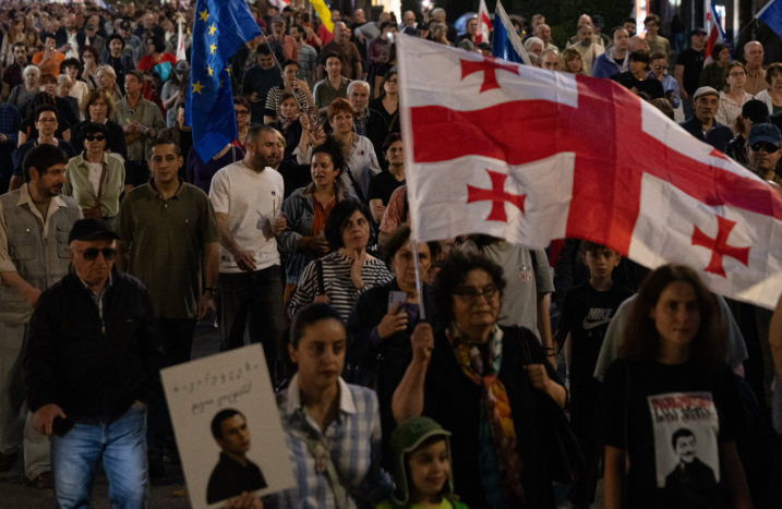 Участники марша против насилия в Тбилиси. Скриншот фото Publika от 06.06.26, https://www.facebook.com/photo?fbid=1779043180161891&set=pcb.1779043276828548 (деятельность компании Meta, владеющей соцсетью, запрещена в России). Участники марша против насилия в Тбилиси. Скриншот фото Publika от 06.06.26, https://www.facebook.com/photo?fbid=1779043180161891&set=pcb.1779043276828548 (деятельность компании Meta, владеющей соцсетью, запрещена в России).
