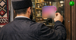 Мужчина срывает логотип. Иллюстрация создана «Кавказским узлом» с помощью ИИ в программе Copilot
