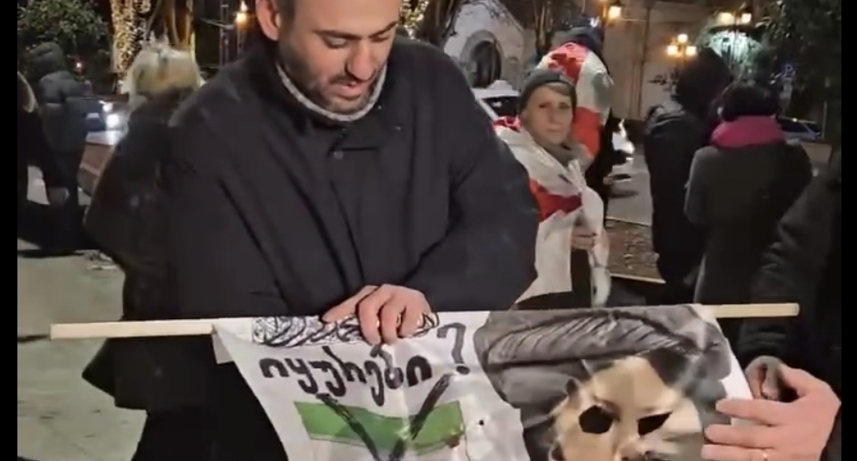 Афган Садыгов на акции в Тбилиси. Кадр видео Tbilisi_life / Telegram Афган Садыгов на акции в Тбилиси. Кадр видео Tbilisi_life / Telegram