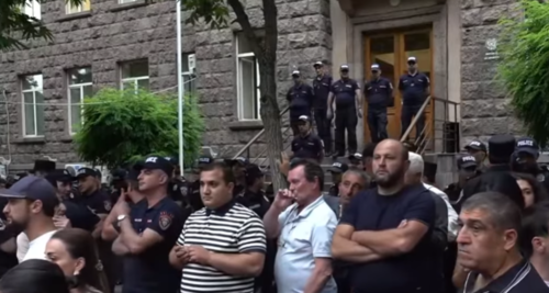 Силовики и участники митинга у здания Центризбиркома. Стоп-кадр видео News.Am от 14.06.26, https://www.youtube.com/watch?v=bSuz5Xm9tQ0