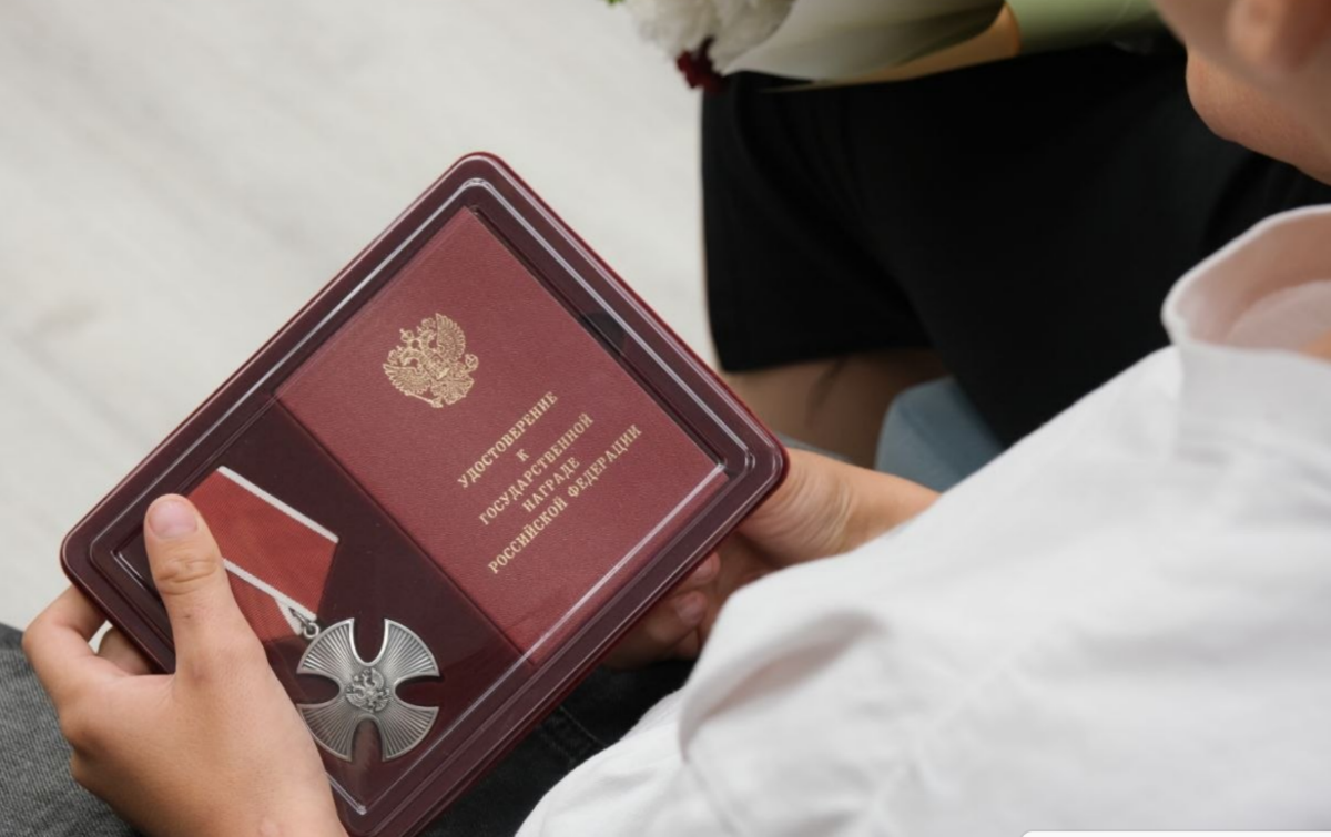 Орден Мужества в руках у родственника погибшего бойца. Скриншот фото от 05.06.26 из Telegram-канала администрации Красноярского округа, https://t.me/amo_kr_rayon/6204