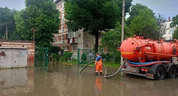 Устранение последствий подтоплений в Краснодаре. 13 июня 2026 г. Фото: Официальный Интернет-портал администрации муниципального образования город Краснодар и городской Думы Краснодара Устранение последствий подтоплений в Краснодаре. 13 июня 2026 г. Фото: Официальный Интернет-портал администрации муниципального образования город Краснодар и городской Думы Краснодара