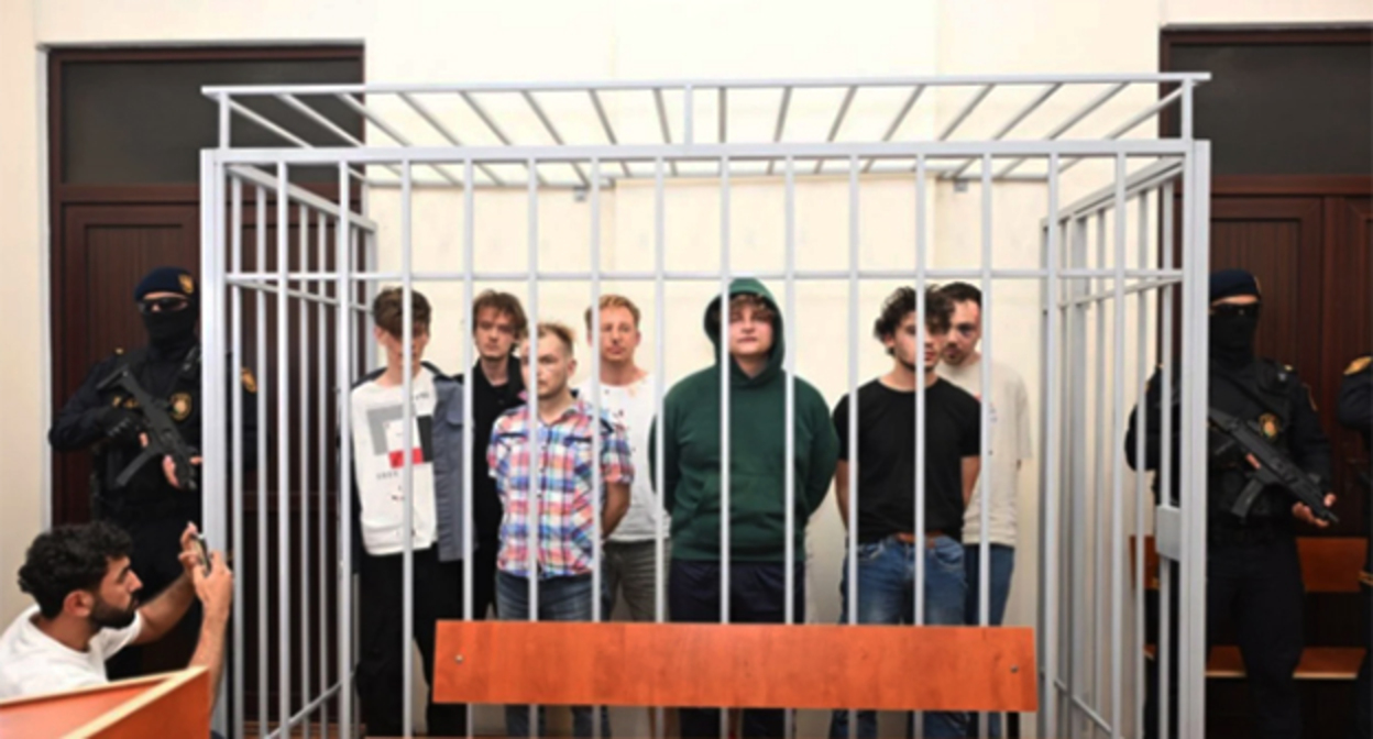 Осужденные россияне в зале суда. Фото: azertag.az Осужденные россияне в зале суда. Фото: azertag.az