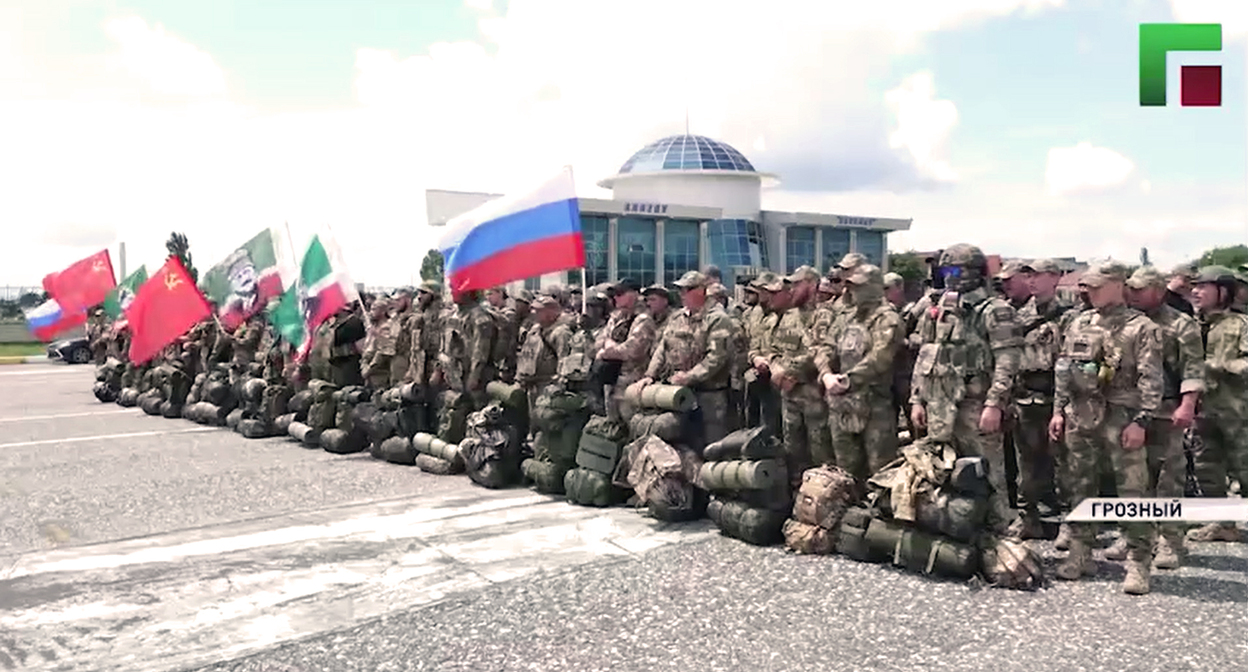 Группа бойцов перед отправкой из Чечни на Украину. Кадр из видео https://www.instagram.com/p/DZu0VvTRybZ (деятельность компании Meta (владеет Facebook, Instagram и WhatsApp) запрещена в России) Группа бойцов перед отправкой из Чечни на Украину. Кадр из видео https://www.instagram.com/p/DZu0VvTRybZ (деятельность компании Meta (владеет Facebook, Instagram и WhatsApp) запрещена в России)