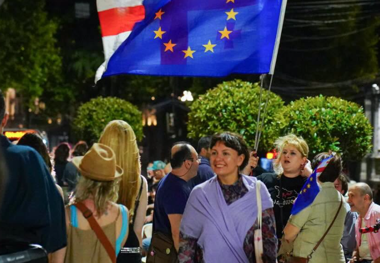 Участники акции у парламента Грузии. Скриншот фото Mo Se от 21.06.26, https://www.facebook.com/photo?fbid=4347579758890096&set=pcb.4347579905556748 (деятельность компании Meta, владеющей соцсетью, запрещена в России)