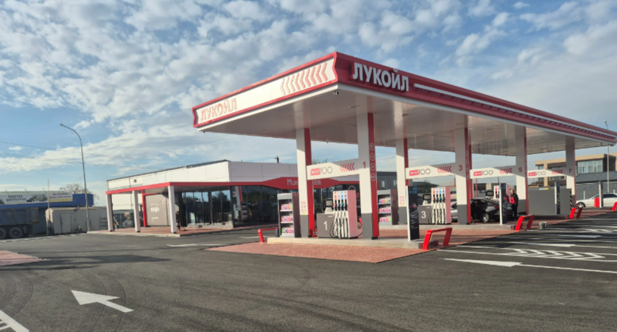 АЗС "Лукойл" во Владикавказе. Скриншот фото с сервиса "Яндекс.Карты", https://yandex.ru/maps/org/lukoyl/41949990126/?ll=44.635427%2C43.026277&z=16 