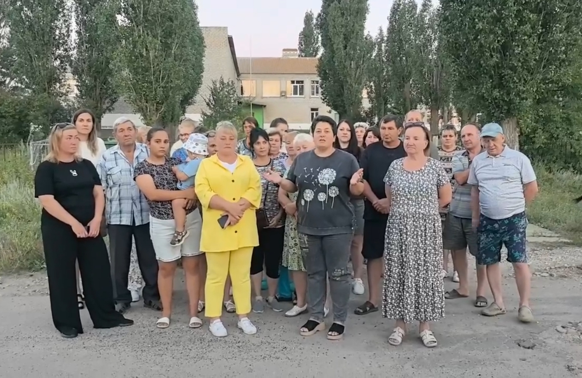 Жители Водного записывают видеообращение к главе Следкома Александру Бастрыкину. Кадр из видео https://dzen.ru/video/watch/6a4a03ef5ec2671d975d4fa6
