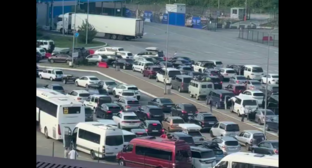Пробка на границе с Абхазией. Стоп-кадр видео https://t.me/apsny/26475 от 11.07.26