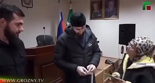 Руководитель Центра исламской медицины Адам Эльжуркаев и жительница Грозного, которой вменено занятие колдовством. Стоп-кадр из видео https://www.instagram.com/p/DaqPUA_oNu_ (деятельность компании Meta (владеет Facebook, Instagram и WhatsApp) запрещена в России)