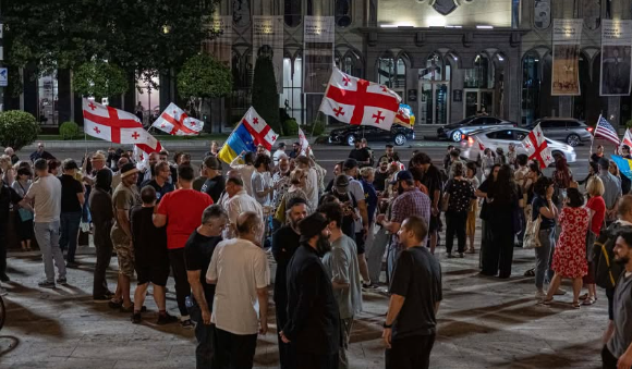 Акция протеста у парламента Грузии. Скриншот фото Publika от 15.07.26, https://www.facebook.com/photo?fbid=1813994173333458&set=a.715406393192247 (деятельность компании Meta, владеющей соцсетью, запрещена в России)