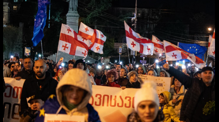 Участники шествия в Тбилиси. Скриншот публикации https://www.facebook.com/photo/?fbid=1723946605671549&set=pcb.1723946732338203 (деятельность компании Meta, владеющей соцсетью, запрещена в России).