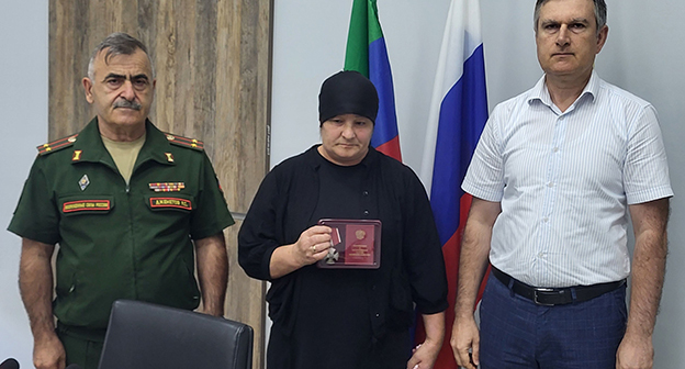 Вручение родителям посмертных наград погибших бойцов. 20 июля 2026 г. Фото: https://suleiman-stalskiy.ru/