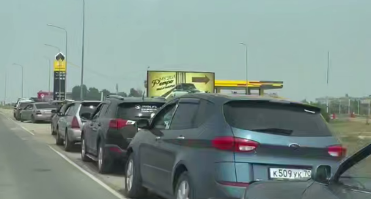 Очередь на АЗС. Стоп-кадр видео Краснодар/Телетайп от 22.07.26, https://t.me/tipichkras/81260 Очередь на АЗС. Стоп-кадр видео Краснодар/Телетайп от 22.07.26, https://t.me/tipichkras/81260