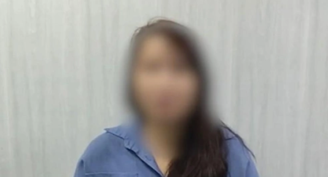 Одна из девушек приносит извинения. Скриншот видео https://v1.ru/text/gorod/2026/08/01/76565957/ от 01.08.26 Одна из девушек приносит извинения. Скриншот видео https://v1.ru/text/gorod/2026/08/01/76565957/ от 01.08.26