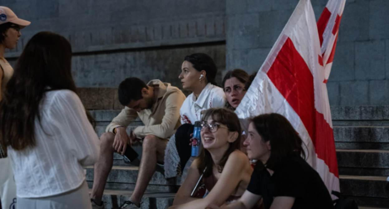 Участники акции протеста в Тбилиси. Скриншот фото Publika от 02.08.26, https://www.facebook.com/photo/?fbid=1830019351730940&set=pb.100041686795244.-2207520000 (деятельность компании Meta, владеющей соцсетью, запрещена в России)