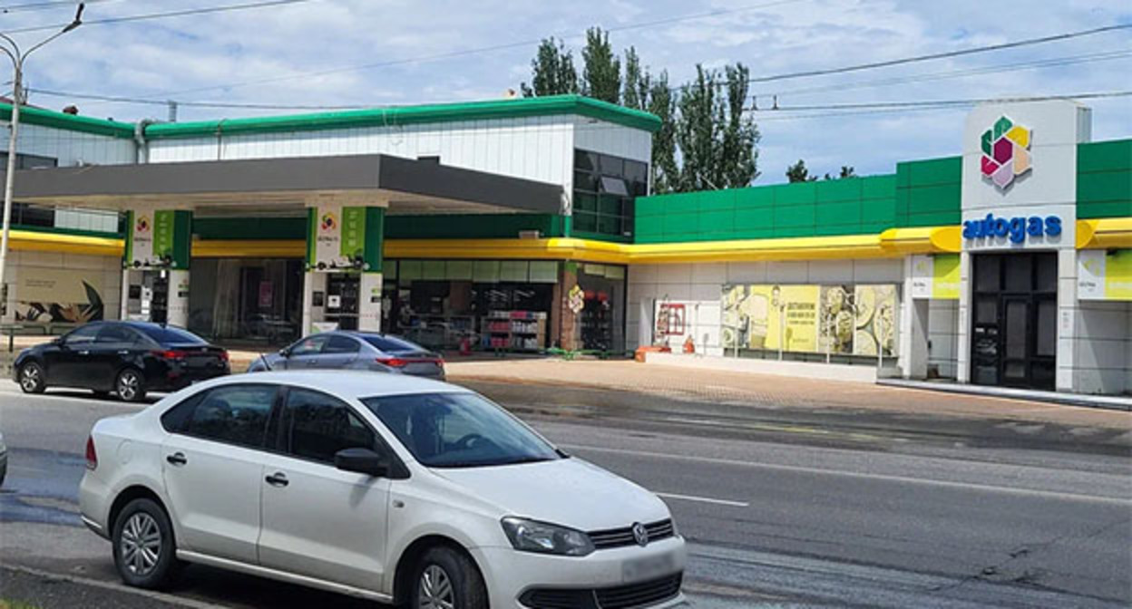 Заправка в Чечне. Фото Олега Ионова для "Кавказского узла" Заправка в Чечне. Фото Олега Ионова для "Кавказского узла"
