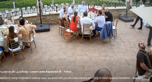 Участники свадьбы смотрят наверх после выкриков с балкона. Скриншот публикации Лаши Капанадзе. 