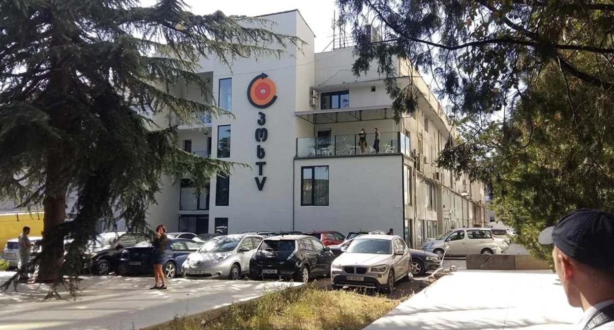 Кадр офиса провластного телеканала "ПосТВ" в Грузии. Фото: Newsgeorgia / https://www.newsgeorgia.ge/v-gruzii-reguljator-vpervye-oshtrafoval-provlastnyj-telekanal-za-predvzjatost/ Кадр офиса провластного телеканала "ПосТВ" в Грузии. Фото: Newsgeorgia / https://www.newsgeorgia.ge/v-gruzii-reguljator-vpervye-oshtrafoval-provlastnyj-telekanal-za-predvzjatost/