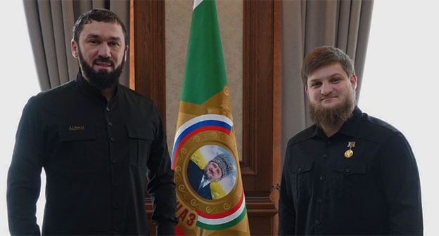 Магомед Даудов и Ахмат Кадыров (cправа) во время награждения. Фото: MDaudov_95 / Telegram Магомед Даудов и Ахмат Кадыров (cправа) во время награждения. Фото: MDaudov_95 / Telegram