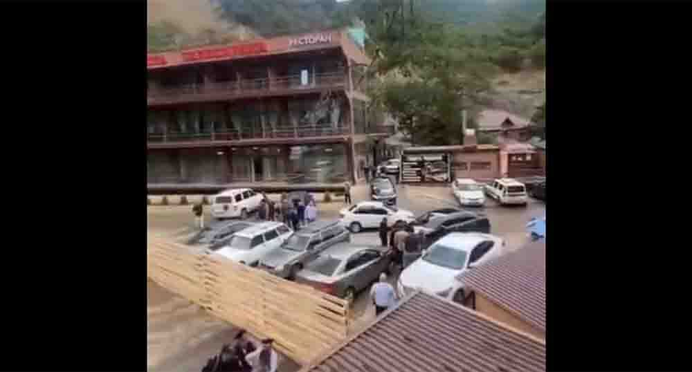 Забор у Ханагского водопада. Скриншот с видео телеграм-канала "Голос Дагестана" https://t.me/golosdagestana05/15367