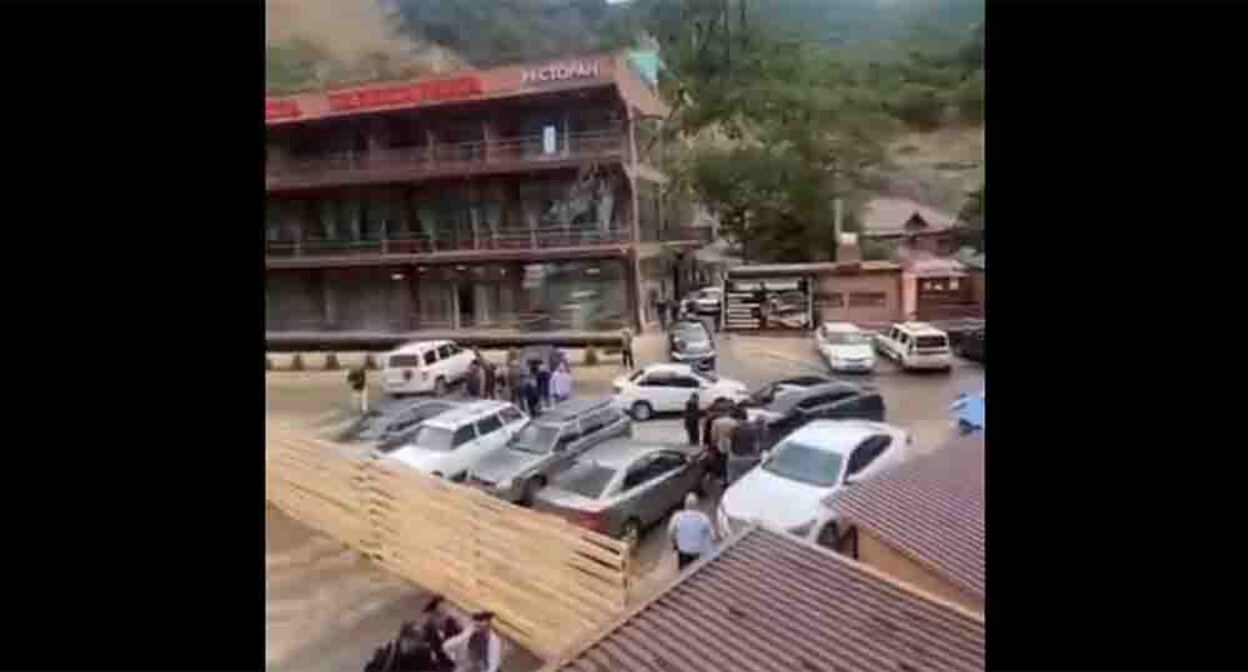 Забор у Ханагского водопада. Скриншот с видео телеграм-канала "Голос Дагестана" https://t.me/golosdagestana05/15367 Забор у Ханагского водопада. Скриншот с видео телеграм-канала "Голос Дагестана" https://t.me/golosdagestana05/15367