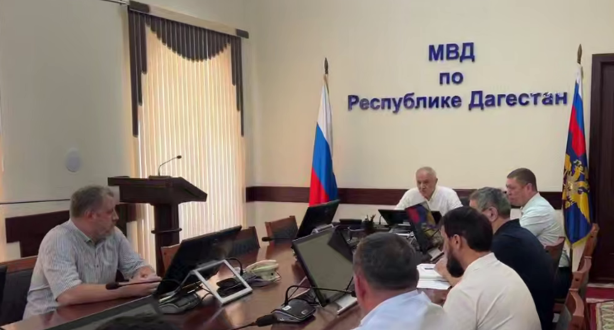 Встреча владельцев АЗС с главой МВД Дагестана. Стп-кадр виде из Telegram-канала "Криминальная хроника" от 08.08.26, https://t.me/criminal_chronicle/9006