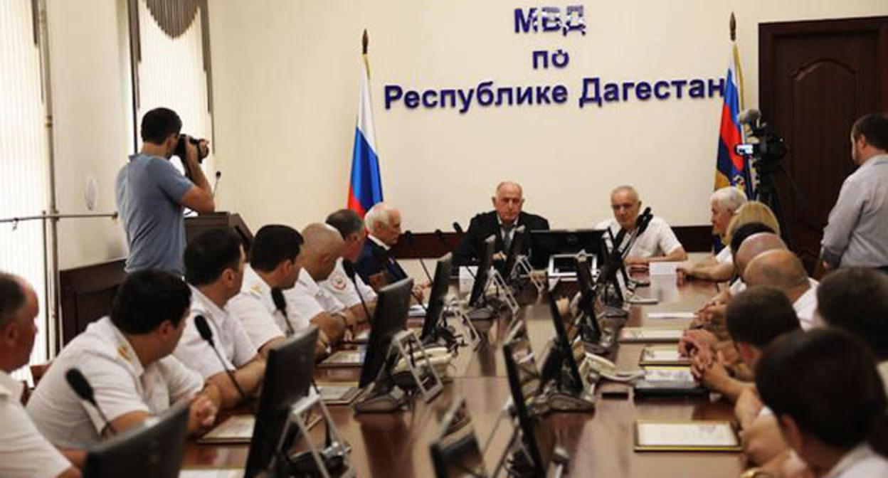 Встреча владельцев АЗС с главой МВД Дагестана. Стп-кадр виде из Telegram-канала "Криминальная хроника" от 08.08.26, https://t.me/criminal_chronicle/9006