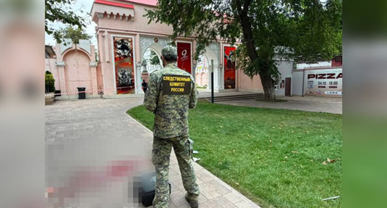 Сотрудник следственного комитета на месте преступления. 14 августа 2026 г. Фото: MAX/"СУ СК России по Республике