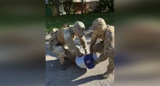Задержание жителя Санкт-Петербурга, планировавшего поджечь цистерны с топливом на железной дороге. 14 августа 2026 г. Скриншот видео УФСБ России по Ставропольскому краю Задержание жителя Санкт-Петербурга, планировавшего поджечь цистерны с топливом на железной дороге. 14 августа 2026 г. Скриншот видео УФСБ России по Ставропольскому краю