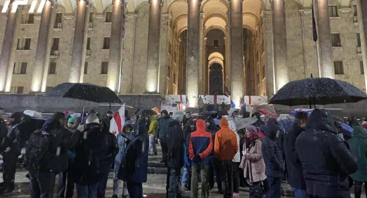 Участники акции у парламента Грузии. Фото: Interpressnews / https://www.interpressnews.ge/ka/article/85966-parlamenttan-saprotesto-akcia-mimdinareobs Участники акции у парламента Грузии. Фото: Interpressnews / https://www.interpressnews.ge/ka/article/85966-parlamenttan-saprotesto-akcia-mimdinareobs