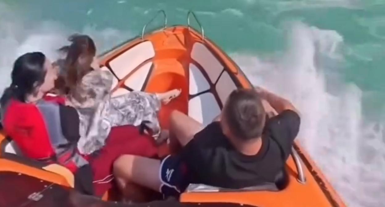 Туристы в катере. Кадр из видео на странице https://www.instagram.com/dagestan_inform/reel/Db6P_taNNjX (деятельность компании Meta (владеет Facebook, Instagram и WhatsApp) запрещена в России) Туристы в катере. Кадр из видео на странице https://www.instagram.com/dagestan_inform/reel/Db6P_taNNjX (деятельность компании Meta (владеет Facebook, Instagram и WhatsApp) запрещена в России)
