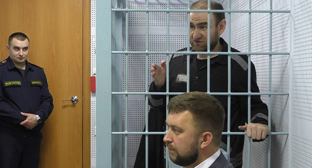Рауф Арашуков в зале суда. Фото: https://vk.com/@-212013304-sudom-prodolzhaetsya-rassmotrenie-ugolovnogo-dela-v-otnoshen?subtype=primary