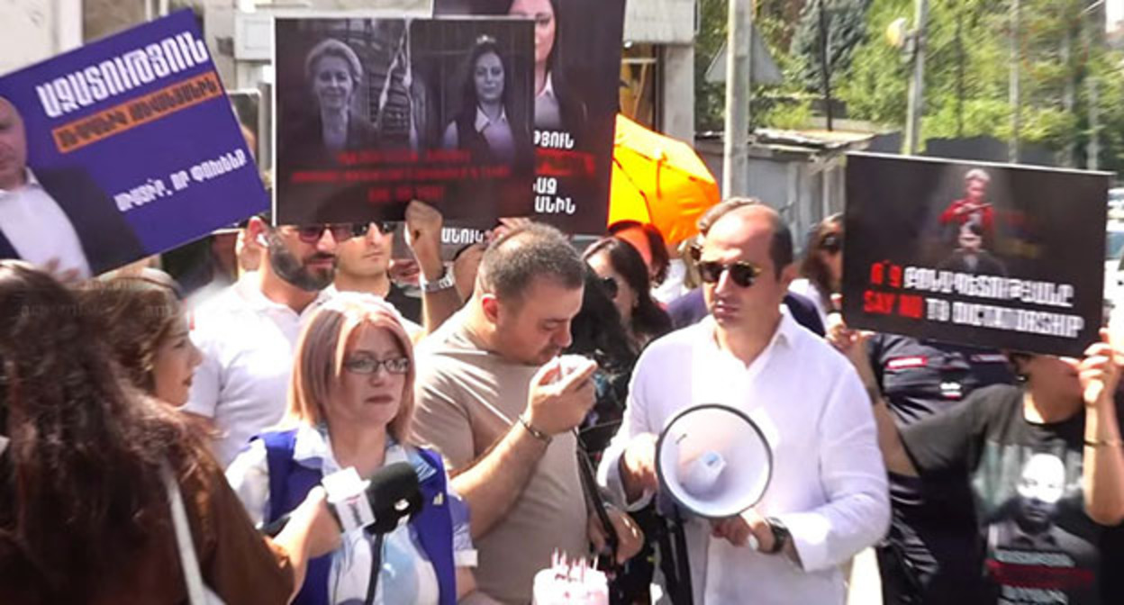 Акция протеста у офиса ЕС в Ереване. 19 августа 2026 г. Скриншот видео https://armeniatoday.am/society-ru/1116991/