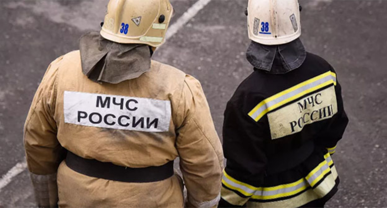 Сотрудники МЧС. Фото Елены Синеок, Юга.ру