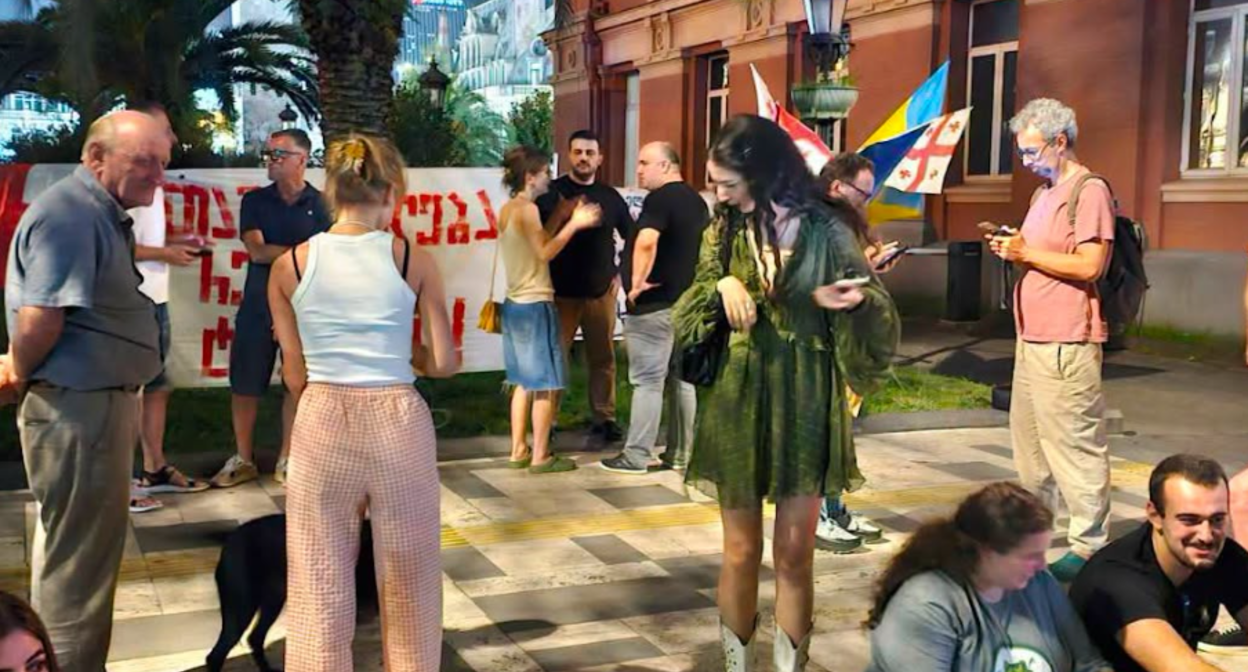 Акция в Батуми 23.08.26. Скриншот фото "Батумелеби", https://www.facebook.com/photo?fbid=1884776142484038&set=pcb.1884787085816277 (деятельность компании Meta, владеющей соцсетью, запрещена в России)