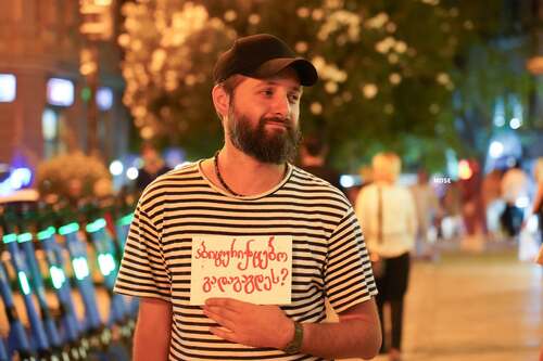Участник непрерывных протестов в Тбилиси с плакатом: "Абитуриенты, вас обманули?". Фото: MO SE / Facebook