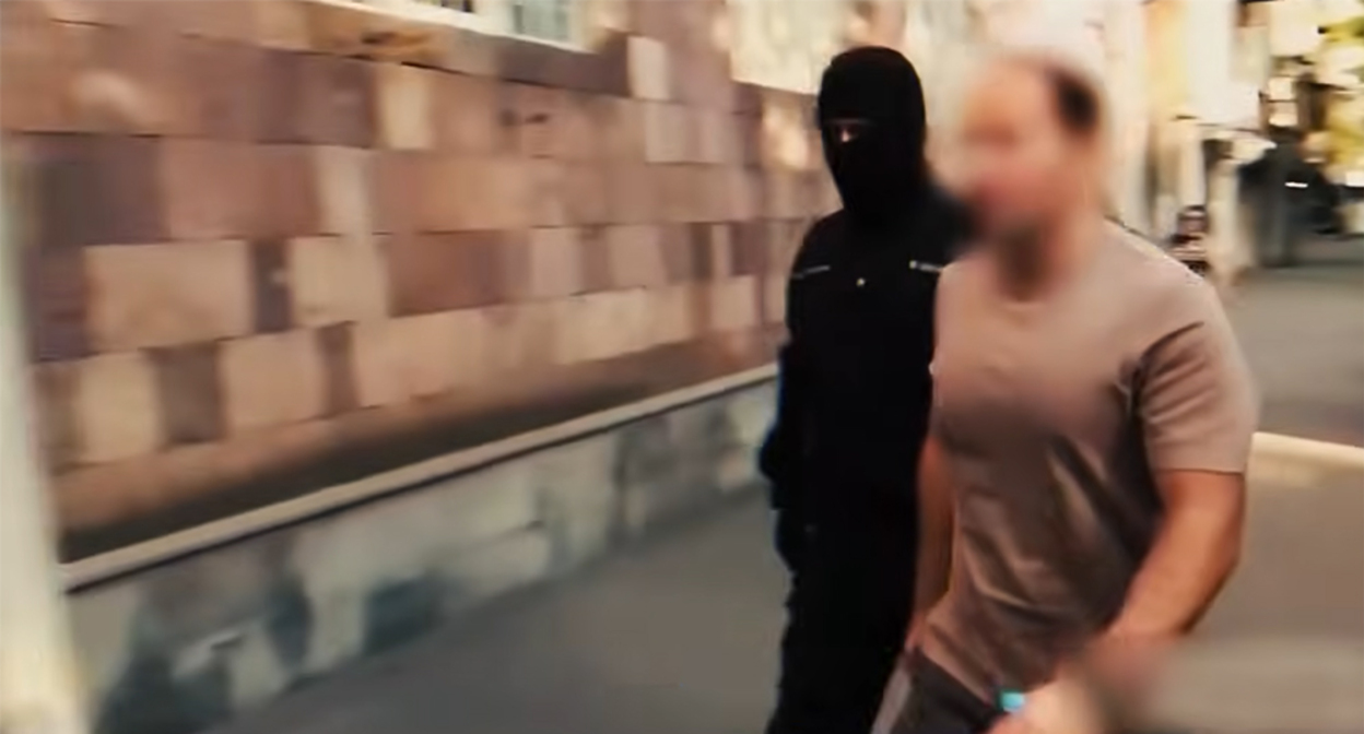 Задержание Седрака Кочаряна. Кадр из видео https://www.youtube.com/watch?v=XXmkJjJ5DBI