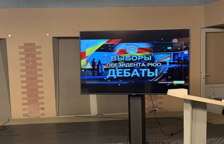 Трансляция дебатов. Скриншот фото из Telegram-канала Марии Котаевой от 29.08.26, https://t.me/m_kot_view/120.