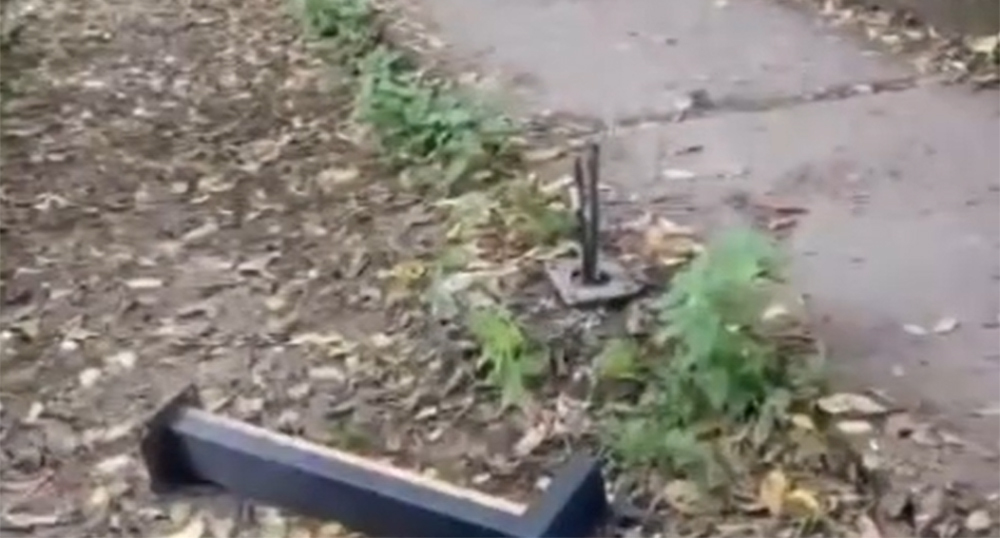 Поврежденный фонарь. Кадр из видео на странице https://www.instagram.com/reels/Dci-PWsNVHc (деятельность компании Meta (владеет Facebook, Instagram и WhatsApp) запрещена в России)