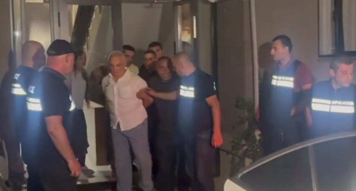 Кадр задержания бизнесмена и зоозащитника Тамаза Элизбарашвили. Фото TV Pirveli/ https://tvpirveli.ge/ka/siaxleebi/sazogadoeba/134418-tamaz-elizbarashvili-dakavebulia Кадр задержания бизнесмена и зоозащитника Тамаза Элизбарашвили. Фото TV Pirveli/ https://tvpirveli.ge/ka/siaxleebi/sazogadoeba/134418-tamaz-elizbarashvili-dakavebulia