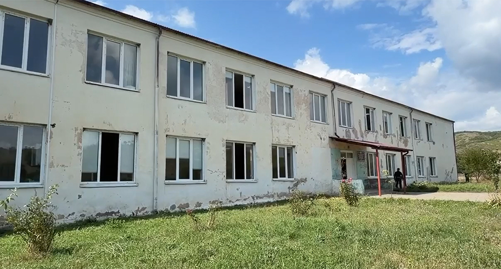 Здание школы в селе Цинагар. Кадр из видео в телеграм-канале Марата Камболова - https://t.me/maratkambolov/171 Здание школы в селе Цинагар. Кадр из видео в телеграм-канале Марата Камболова - https://t.me/maratkambolov/171