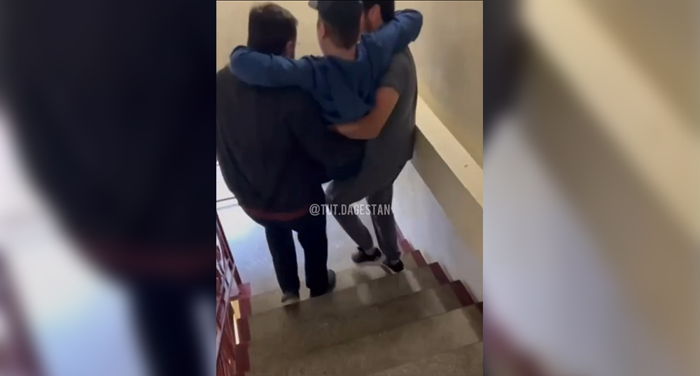 Двое мужчин несут на руках по лестнице пациента в махачкалинской больнице. Кадр из видео https://www.instagram.com/tut.dagestan/reel/Dc_gyg2qE_z (деятельность компании Meta (владеет Facebook, Instagram и WhatsApp) запрещена в России) Двое мужчин несут на руках по лестнице пациента в махачкалинской больнице. Кадр из видео https://www.instagram.com/tut.dagestan/reel/Dc_gyg2qE_z (деятельность компании Meta (владеет Facebook, Instagram и WhatsApp) запрещена в России)