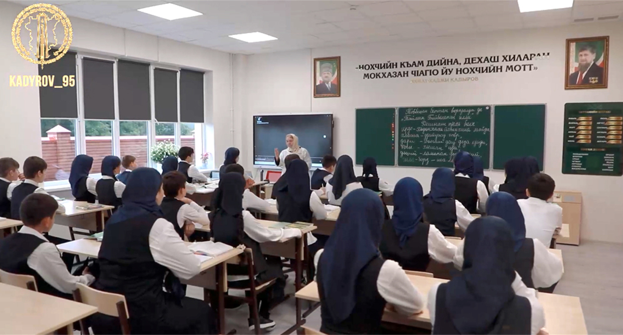 Ученики в школе Шали. Кадр из видео в телеграм-канале Рамзана Кадырова - https://t.me/RKadyrov_95/6893