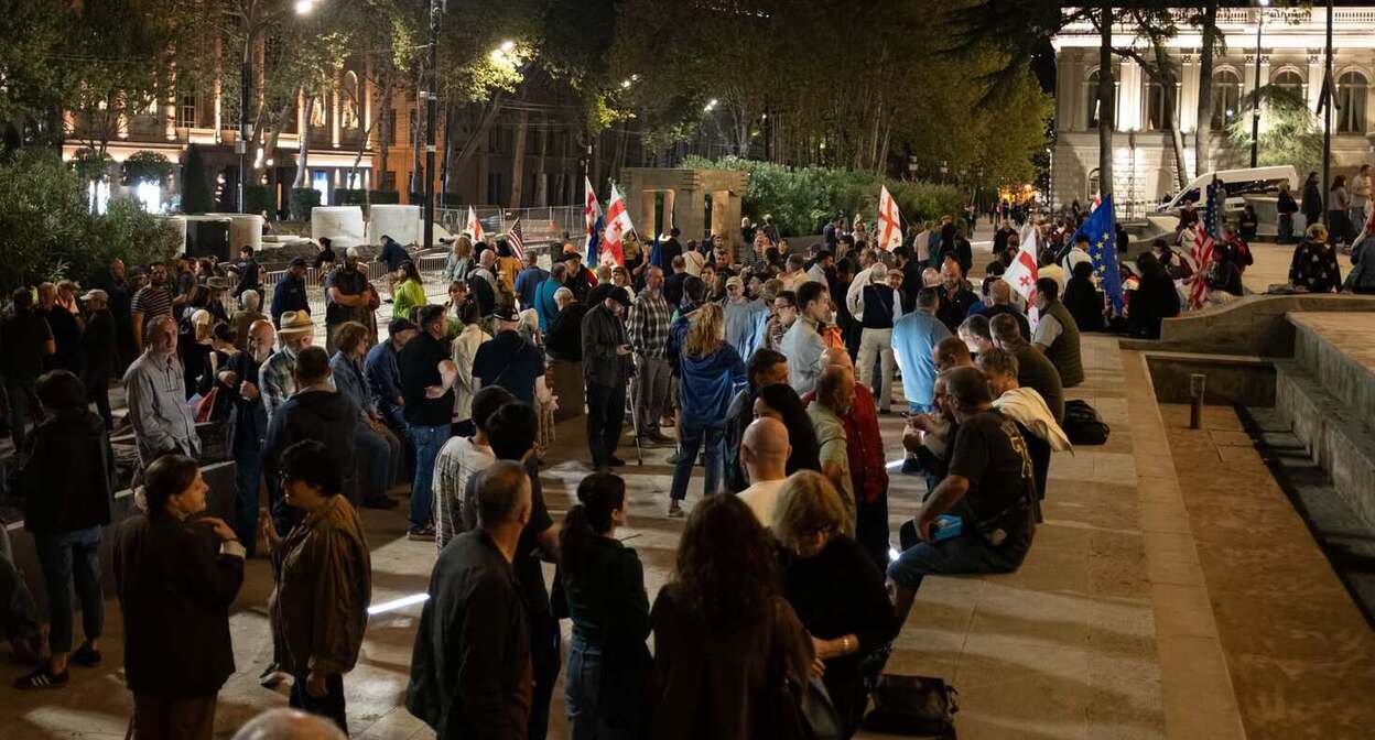 Протестующие у парламента Тбилиси. Фото: Mindia Gabadze / Publika Протестующие у парламента Тбилиси. Фото: Mindia Gabadze / Publika