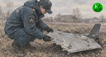 Сотрудник МЧС рассматривает обломок БПЛА. Иллюстрация создана "Кавказским узлом" при помощи ИИ в программе Copilot