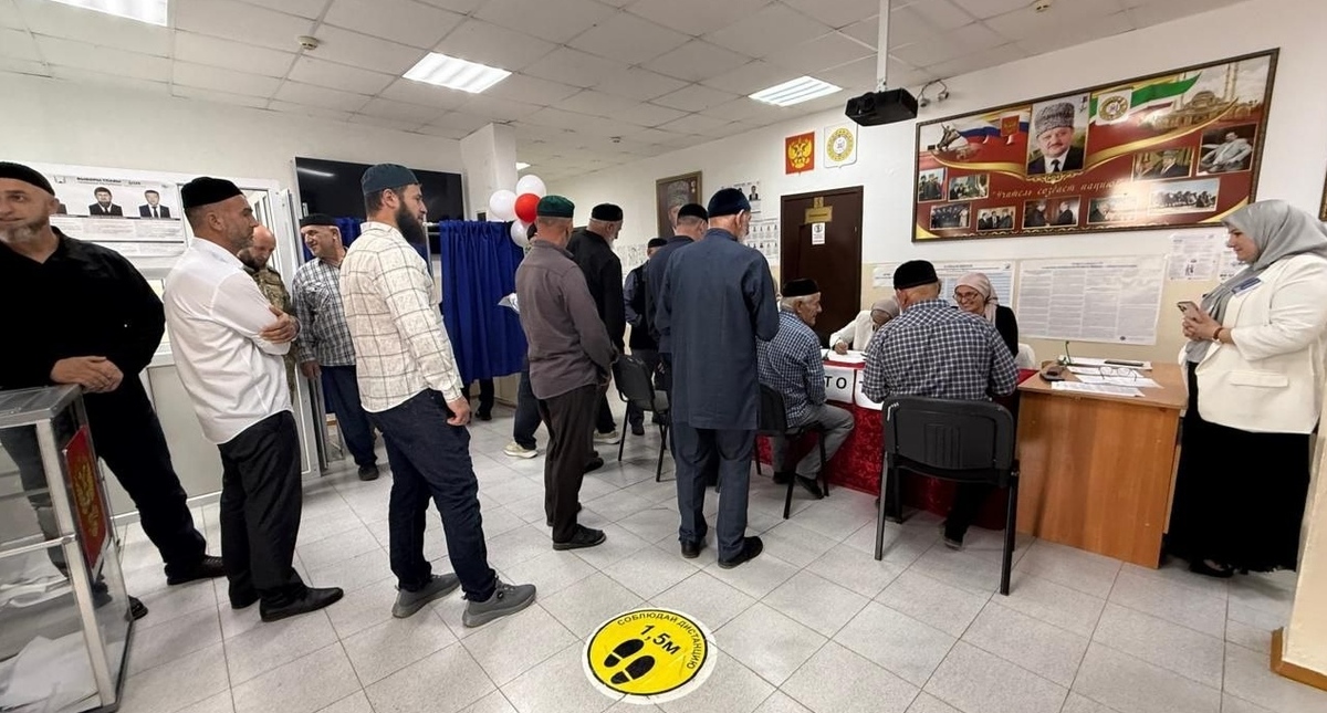 Люди на избирательном участке в Чечне. Фото: избирком Чечни https://t.me/ikchr95/5091 Люди на избирательном участке в Чечне. Фото: избирком Чечни https://t.me/ikchr95/5091